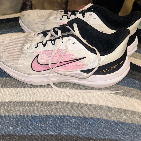 Nike Air Winflo 9 Women's White and Pink Athletic Shoes - Picture 5 of 10